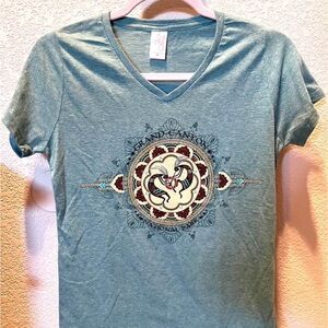 Grand Canyon National Parks Lt Blue/Green Graphic Women's V-Neck Top Sz Medium